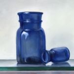 Blauwe flesjes op glasplaatje, 10 X 25 cm, olieverf op paneel